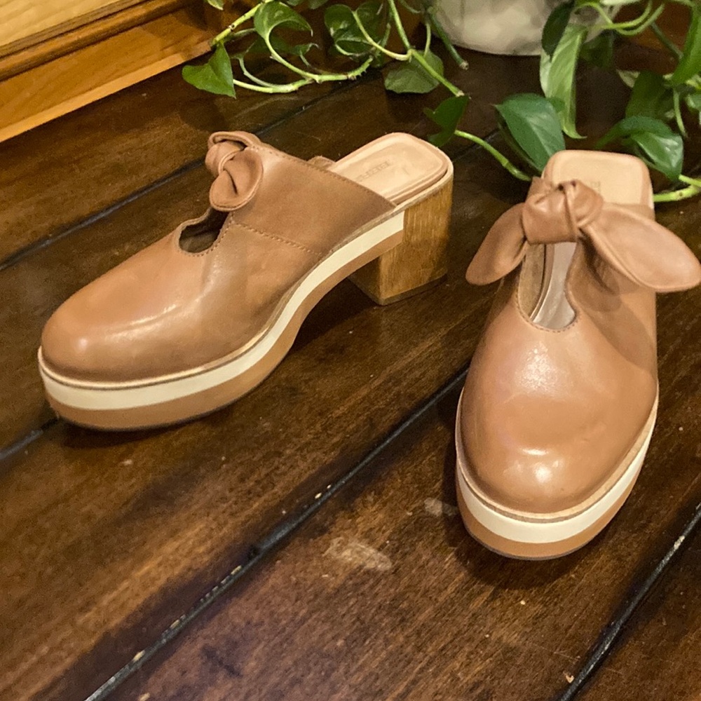 Bernardo Tan Leather Bow Mule Clogs